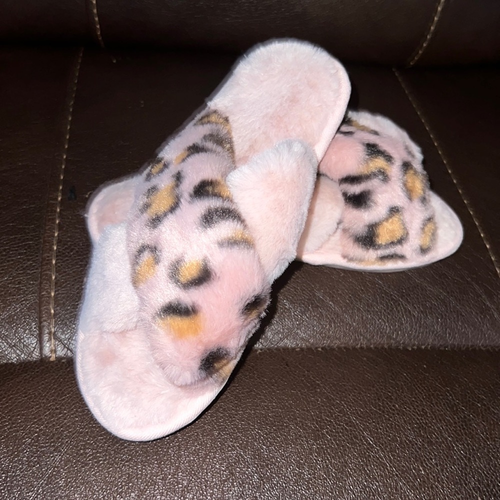 NWOT Pink Leopard Fuzzy Slippers